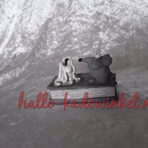 Halloween muis op een boek
