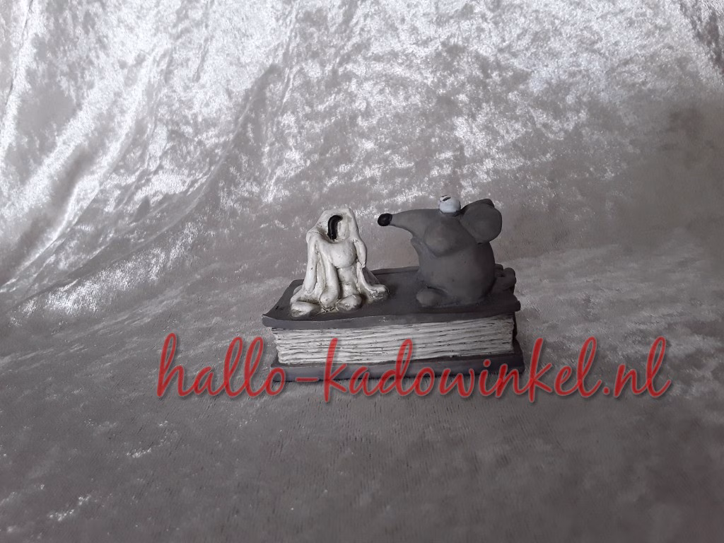 Halloween muis op een boek