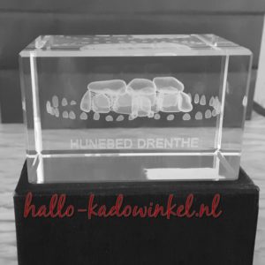 3D glazenblok decoratie hunebed