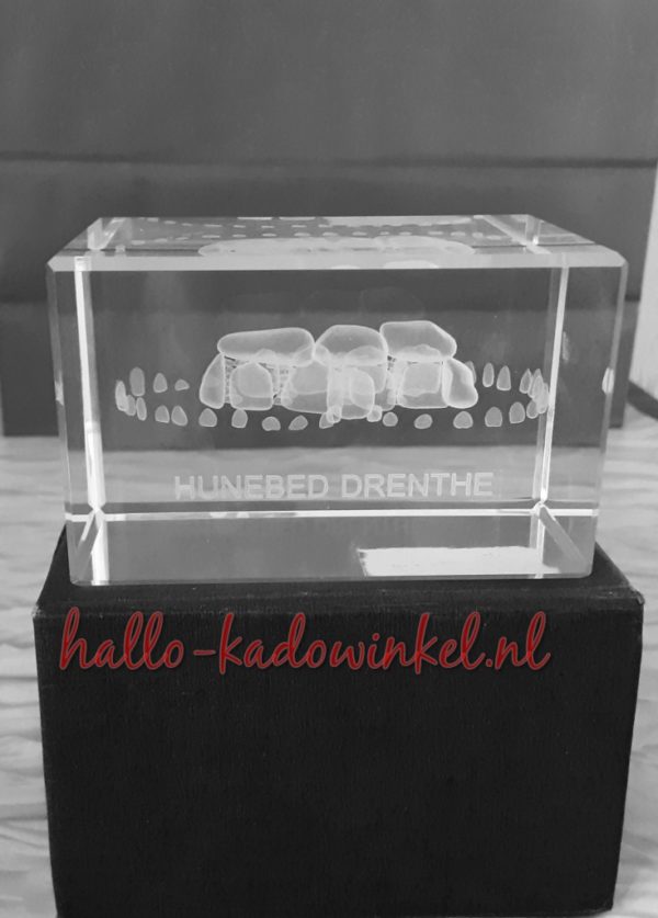 3D glazenblok decoratie hunebed